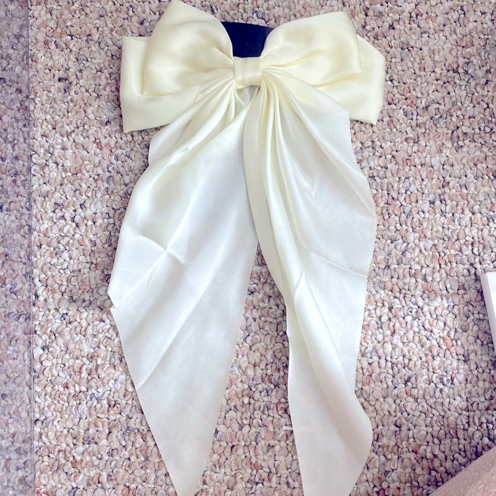 NEVER WORN White Bridal Bow
